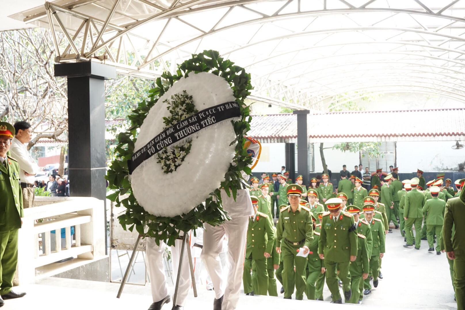 Khoảng 9h tại nhà tang lễ Bệnh viện Bạch Mai, đồng đội và gia đình đau buồn tổ chức lễ tang cho đồng chí thượng sĩ Chử Văn Khánh