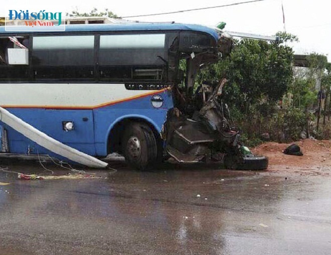 Quảng Bình: Xe khách va chạm xe tải, 3 người tử vong