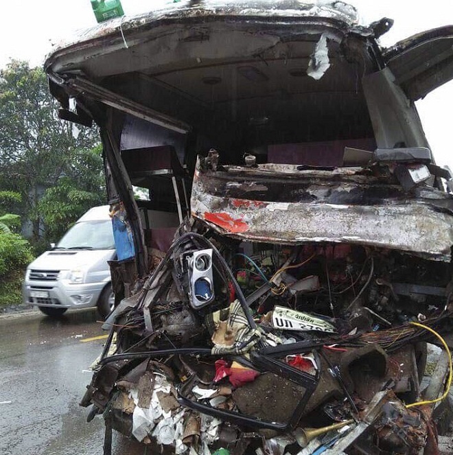 Quảng Bình: Xe khách va chạm xe tải, 3 người tử vong