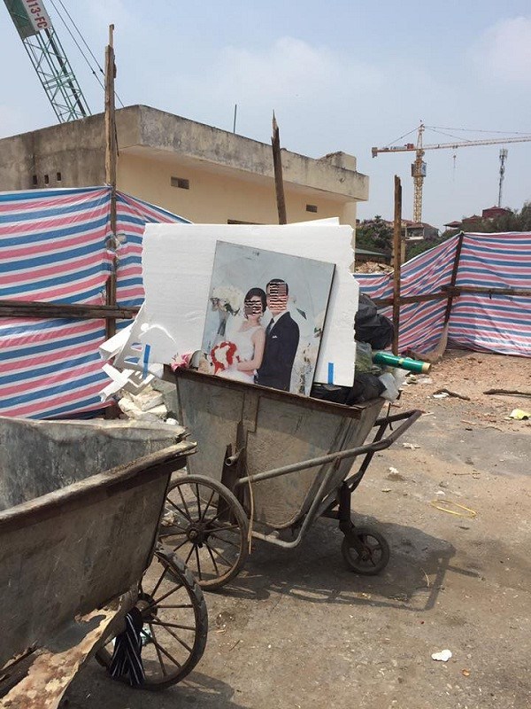 Hãy xem những khoảnh khắc lãng mạn của cặp đôi bên chiếc xe rác trong bộ ảnh cưới độc đáo này.