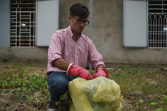Chàng trai Mỹ nhặt rác ở Đà Nẵng