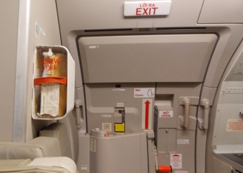 khách tự ý mở cửa thoát hiểm trên máy bay, Vietnam Airlines hoãn hơn 2 tiếng