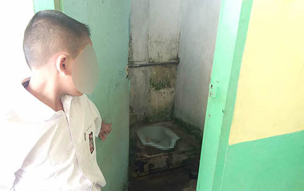 Một học sinh tiểu học bị cô giáo phạt vì không hoàn thành bài tập về nhà. Giáo viên của cậu bé này đã bắt em phải liếm nhà vệ sinh.