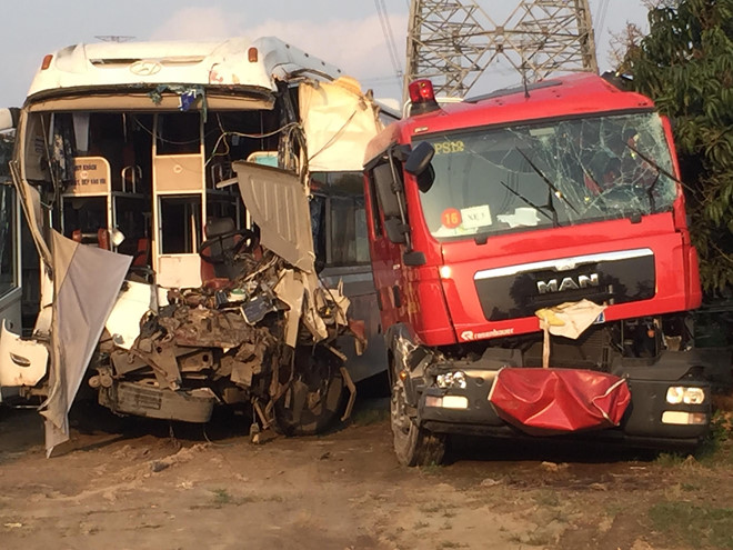 tai nạn xe khách tông xe cứu hỏa: 'Tôi không còn cách nào khác'
