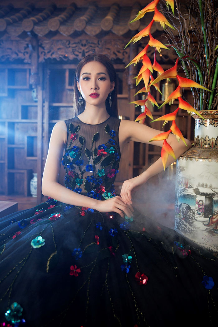 Không biết Hương Giang hay Angela Phương Trinh quyến rũ hơn trong cùng thiết kế váy xẻ tà