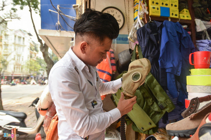 Người dân mua mặt nạ phòng khói độc, thang dây sau vụ cháy chung cư 2