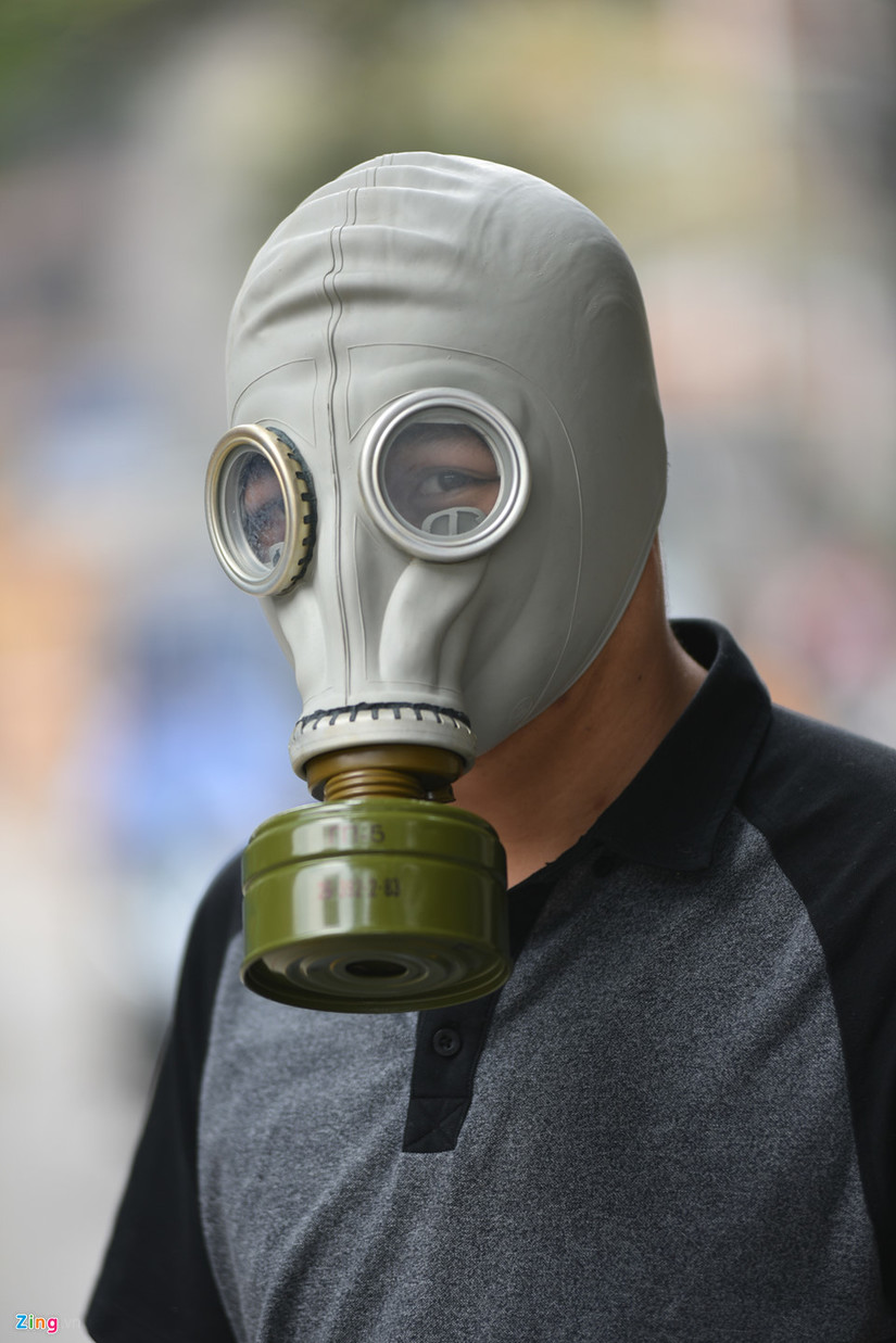 Người dân mua mặt nạ phòng khói độc, thang dây sau vụ cháy chung cư 3