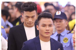 Tiến Dũng, Quang Hải bất ngờ xuất hiện gây 'náo loạn' ở Sài Gòn 