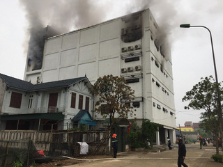 Cháy lớn tại quán karaoke lớn nhất Hà Tĩnh, giải cứu nhiều người mắc kẹt