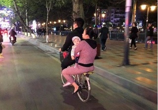 Cư dân mạng rưng rưng trước hình ảnh cả gia đình giản dị dạo phố trên chiếc xe đạp