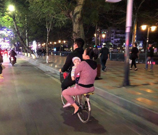  cảm động vợ chồng ôm con thơ đạp xe dạo phố 