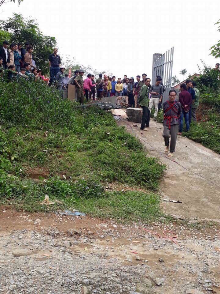 Lào Cai: Cổng trường đổ sập, 2 học sinh thương vong