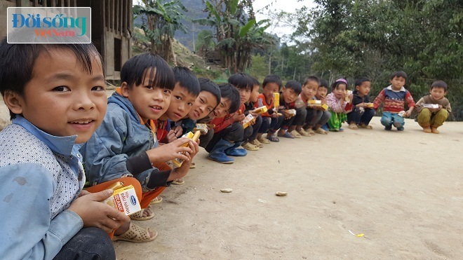 Trao quà cho trẻ em thôn Ký Thì: Bữa cơm ngon nhất trong đời của những đứa trẻ... không quen ăn thịt