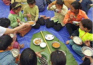 Trao quà cho trẻ em thôn Ký Thì: Bữa cơm ngon nhất trong đời của những đứa trẻ... không quen ăn thịt
