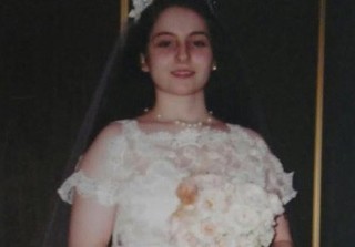 Cuộc sống địa ngục của cô bé bị mẹ ép kết hôn trong phòng khách khi mới 13 tuổi