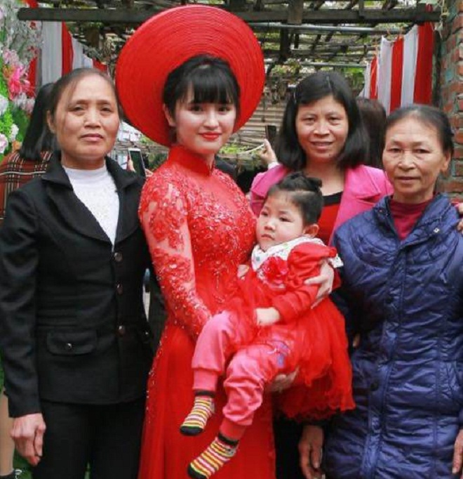 Bé gái Lào Cai suy dinh dưỡng bụ bẫm trong lễ ăn hỏi của mẹ nuôi 
