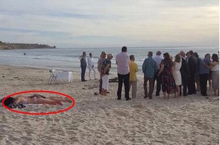 Nằm lì trên bãi biển bất chấp người ta làm đám cưới, cô gái phơi nắng nhận bão chỉ trích