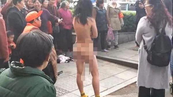 Nữ đạo chích hiên ngang khỏa thân giữa phố để thách thức cảnh sát