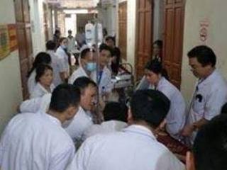 Hà Tĩnh: Chồng đâm vợ tử vong ngay tại cổng bệnh viện rồi tự sát