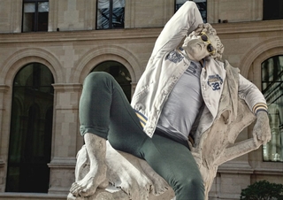Người Pháp cũng thử ‘mặc quần áo’ cho tượng khỏa thân nghệ thuật