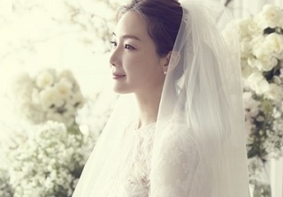 Lên xe hoa ở tuổi 42, sao 'Bản tình ca mùa đông' Choi Ji Woo cực lộng lẫy và xinh đẹp