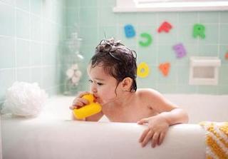 Thứ đồ mà nhiều trẻ em Việt thích chơi trong khi tắm chứa cả ổ vi khuẩn