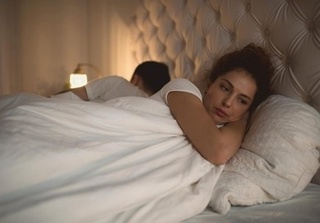 Bi kịch vợ chồng chiến tranh lạnh: “Mời bố ra ăn cơm, con nấu xong rồi”