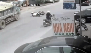 Clip: Pha đánh lái 'thần thánh' của tài xế xe tải tránh 2 cô gái ngã xe máy