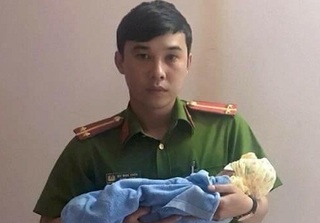 Quảng Ninh: Phát hiện bé gái một tuần tuổi bị bỏ rơi ven đường