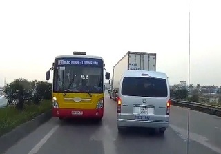 Xe buýt nghênh ngang đi ngược chiều trên đường cao tốc