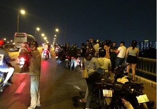 Nam thanh niên bất ngờ leo qua thành cầu rồi nhảy sông Sài Gòn tự tử