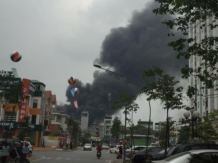 Cháy lớn tại chợ Quang ở Hà Nội, ngọn khói đen ngụt trời