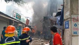 Hà Nội: Cháy lớn ở chợ Quang, khói đen bốc ngụt trời