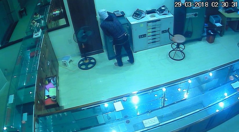 Camera ghi hình tên trộm cầm dao đột nhập tiệm vàng trong đêm