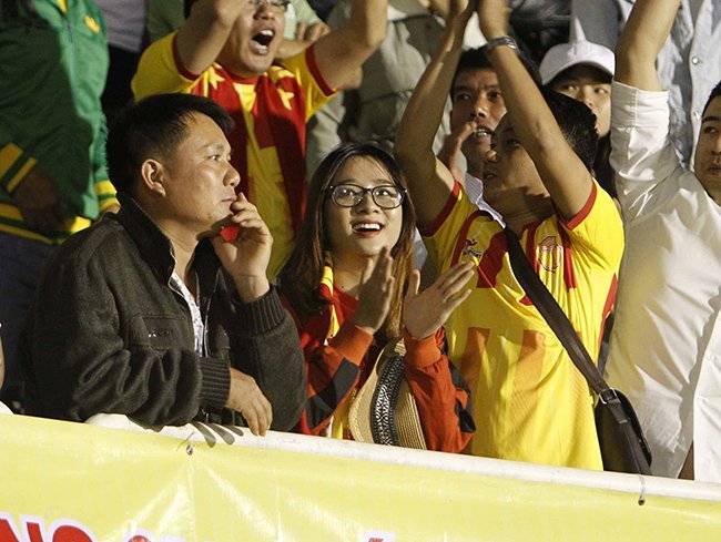 Fan nữ Nam Định 'hạ đẹp' fan nữ HAGL trên khán đài