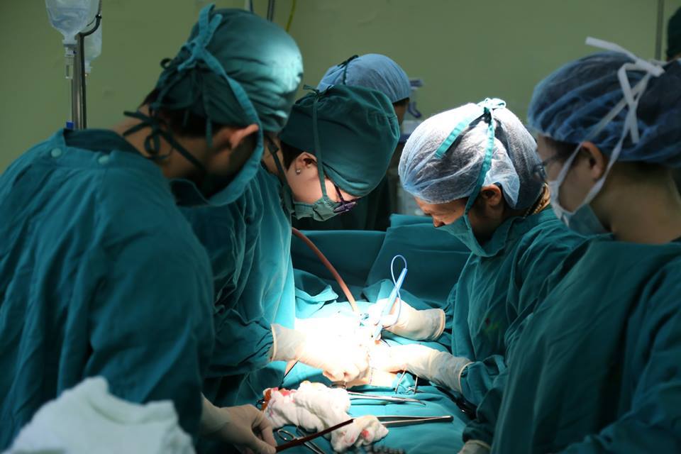 Các bác sĩ tiến hành cắt khối u