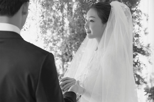 Chồng Choi Ji Woo là nhân viên IT và kém vợ 13 tuổi