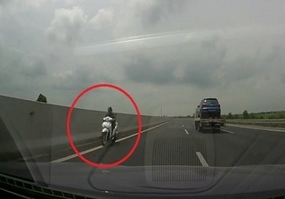 Cô gái liều lĩnh phóng xe máy ngược chiều trên cao tốc Hà Nội – Hải Phòng