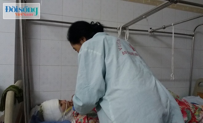 Mẹ chồng chăm sóc con dâu trong bệnh viện