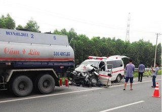 TP.HCM: Cảnh báo tai nạn vì xe cứu thương ‘làm loạn’ trên cao tốc