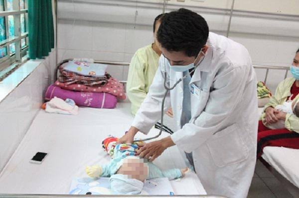 Bé gái 8 tháng tuổi nhập viện khẩn cấp vì gia đình pha thuốc không đúng cách khi bị tiêu chảy
