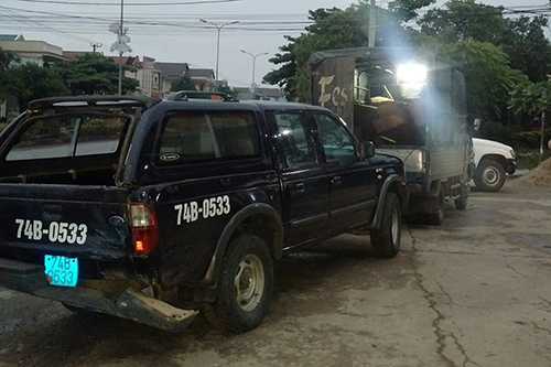 Xe tải chở gỗ lậu lao vào ô tô của kiểm lâm