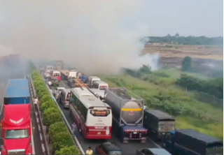 Bộ Giao thông Vận tải yêu cầu ngăn chặn đốt rơm rạ ven cao tốc
