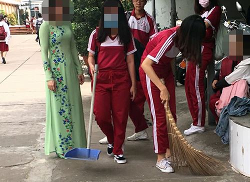 Học sinh tố cáo thầy giáo giảng bài thô tục bị phạt quét rác