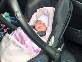 Bé con sùi bọt mép, suýt mất mạng khi ngồi trong ô tô đi shopping với mẹ