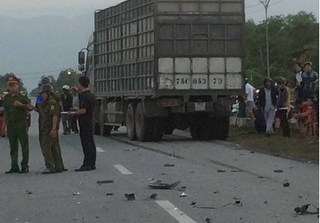 Tai nạn khảm khốc giữa xe tải và xe máy, 2 thanh niên chết thảm