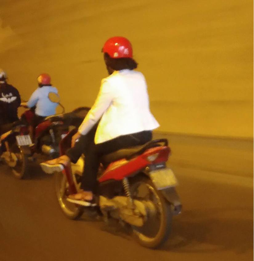 Clip người phụ nữ đi xe máy liều lĩnh buông cả 2 tay