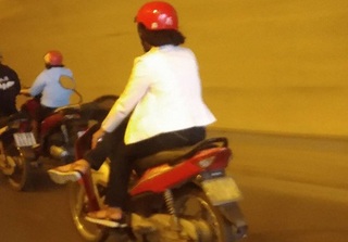 Clip: Người phụ nữ đi xe máy liều lĩnh buông cả 2 tay 'diễn xiếc' trong hầm chui