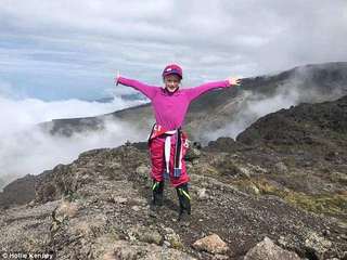 Cô bé mang ước nguyện 'gần cha hơn trên thiên đường' để leo núi cao 6 nghìn mét 