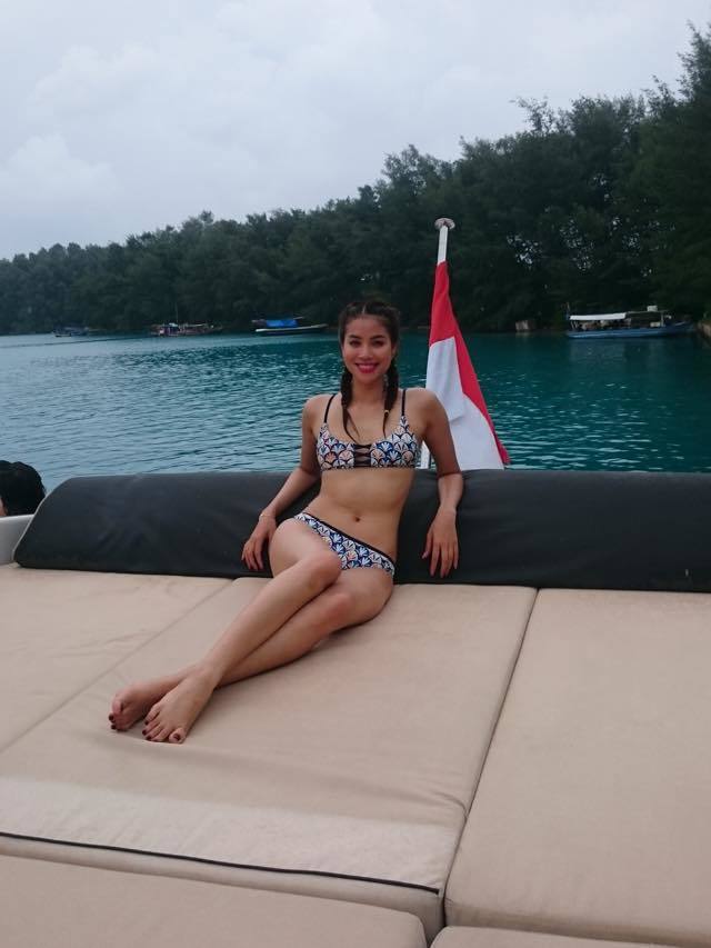 Phạm Hương gây sốt với bikini 2 mảnh